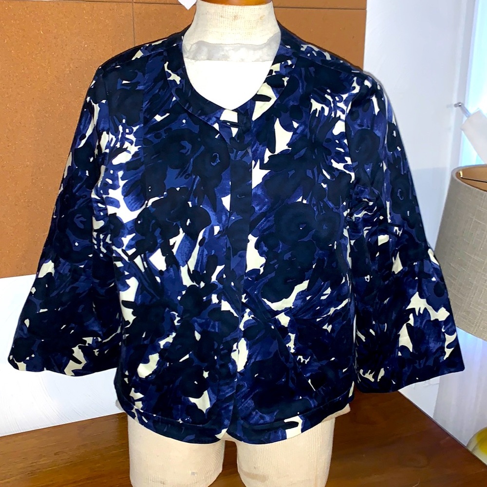 NEIMAN MARCUS Exclusive Akris Punto Bell-Sleeve jacket Sz M